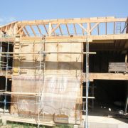 Façade sud et charpente en cours de montage