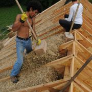 Pose de la paille en toiture